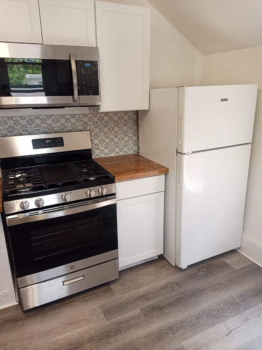 3 bed, 900 sqft, $1,100 — Photo 2
