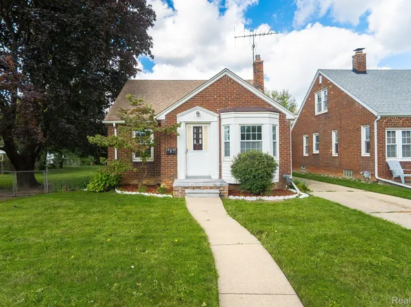24835 Godin St, Center Line, MI 48015