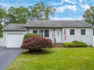 22 Grand Haven Dr, Commack, NY 11725