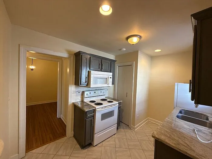 1 bed, 1.0 bath, 1960 sqft, $1,045 — Photo 4