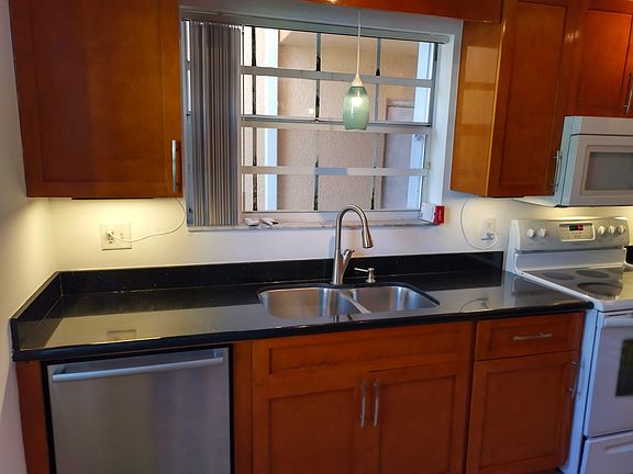 5th image of 2661 SE 19th Ct #105