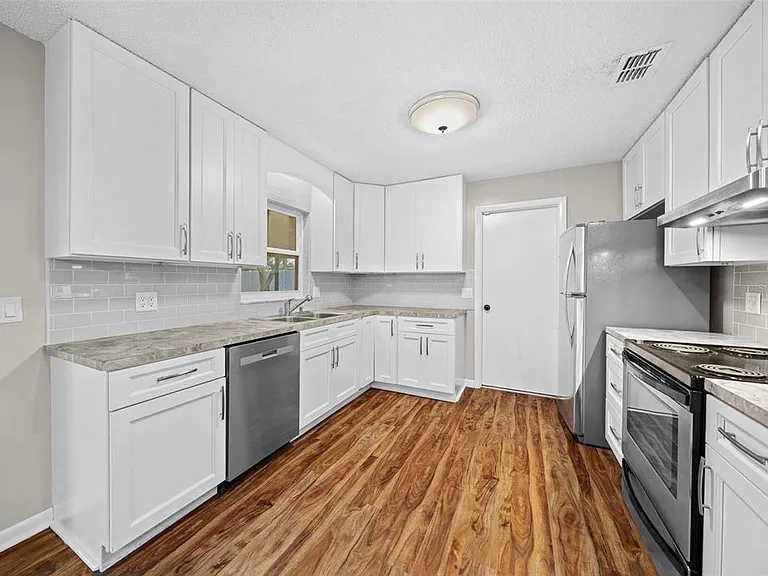 1820 SE 57th Ave — Photo 4