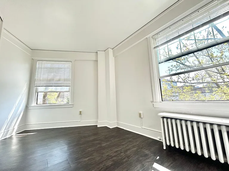 Burlingame Apartments — Photo 29