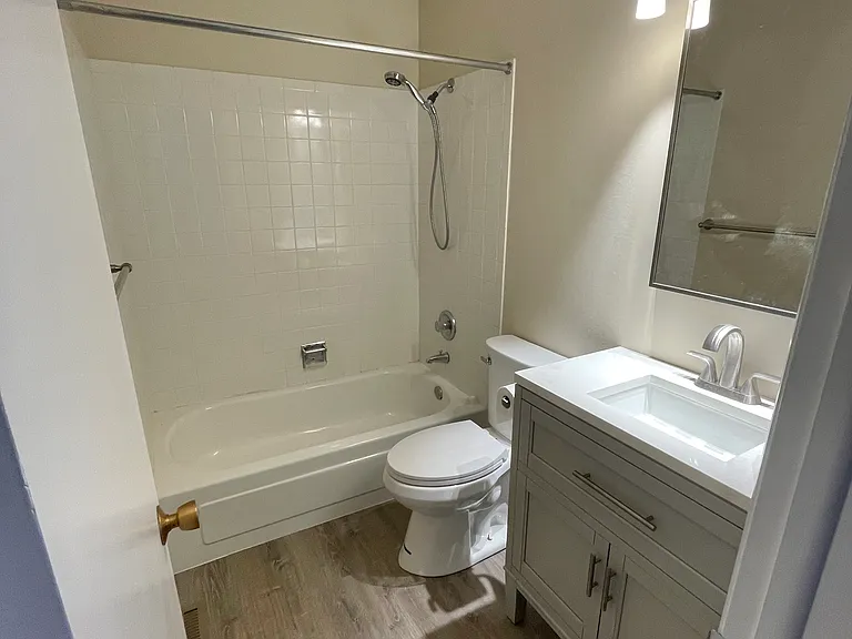 bathroom for 2 front bedrooms and guests