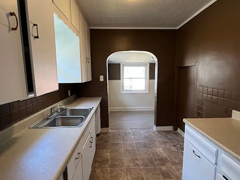455 Allenford St — Photo 6