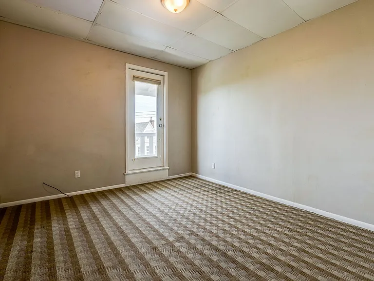 Great building with off street parking, views of the city, laundry on site! — Photo 6