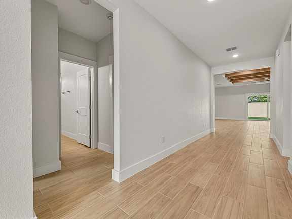 4th image of 1412 Kent St