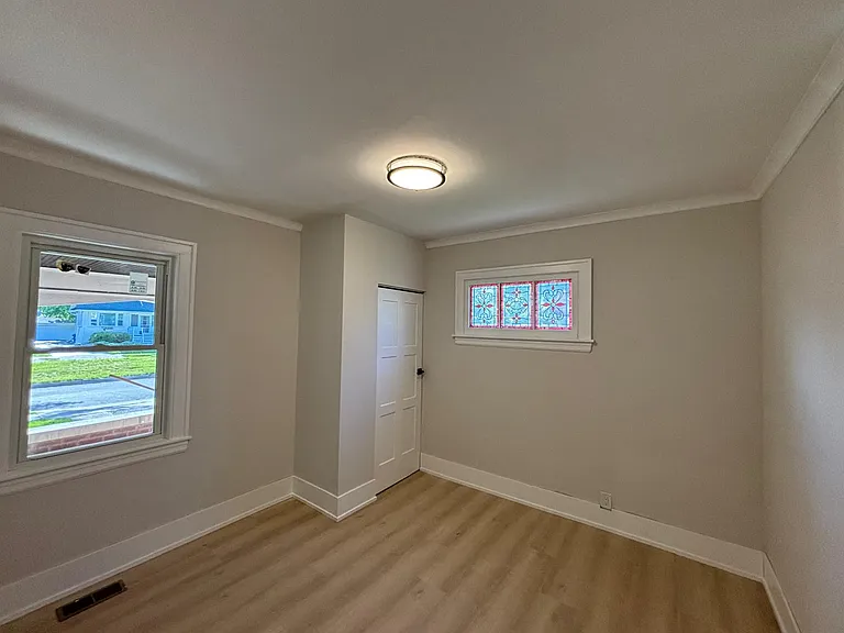 247 S Oakland Grv — Photo 18