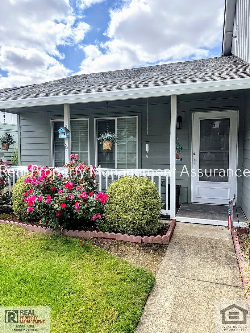 Charming 2BD/2BA duplex In Hillsboro! — Photo 2
