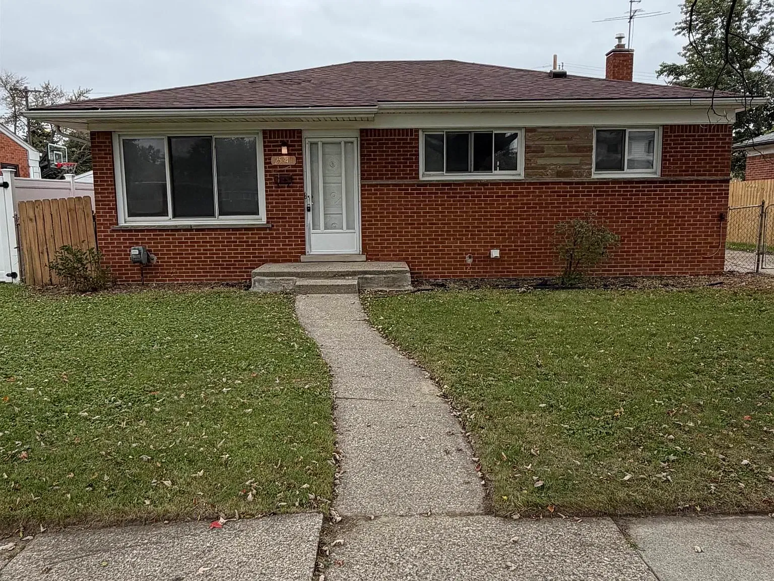 3 bed, 1.0 bath, 2066 sqft, $1,800 — Photo 1