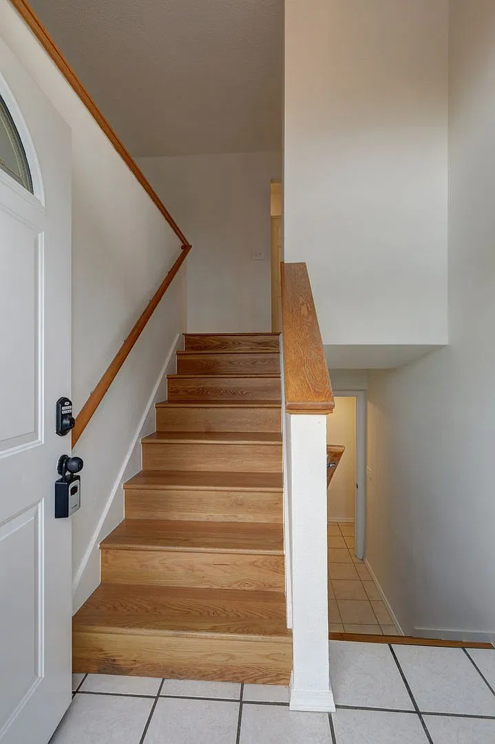 Kennydale Area 5-Bedroom Split Level Home in Cul-de-sac! — Photo 2
