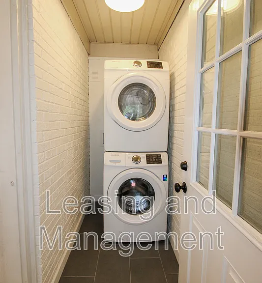 927 Holly Ct — Photo 8