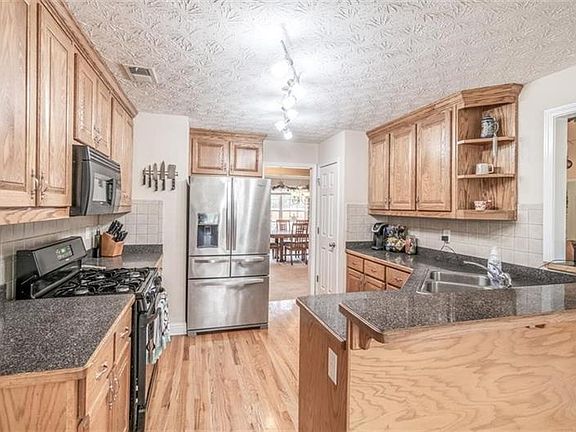 2nd image of 950 Golden Meadows Ln