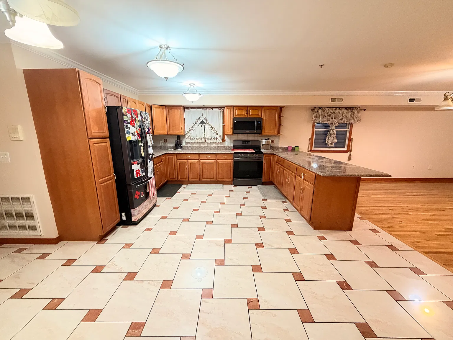 3 bed, 1600 sqft, $3,000 — Photo 4