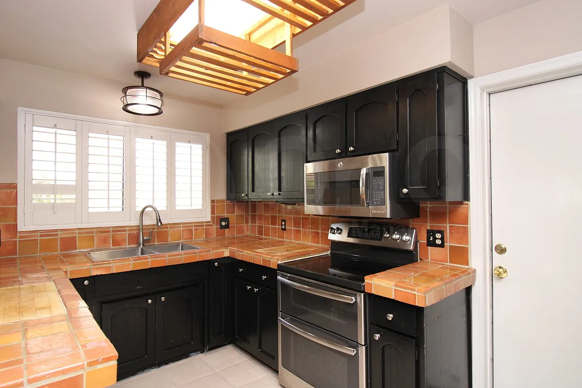 3 bed, 2.0 bath, 1720 sqft, $2,999 — Photo 2