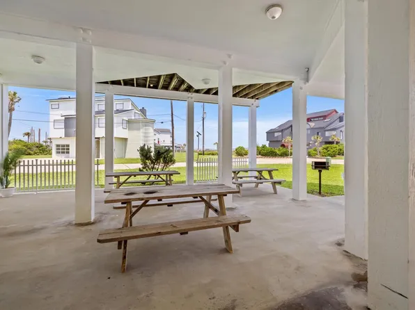 19131 Kahala Dr, Galveston, TX 77554