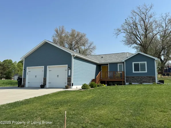 215 7th St NE, Watford City, ND 58854