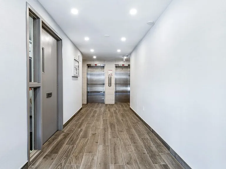 1219 Dundas St W — Photo 2