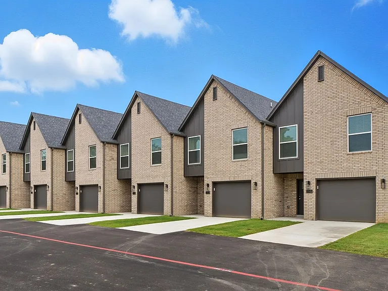 Now offering One & Half Month Free Rent *Advertised Rate is Reflective of Special Offer!* — Photo 76