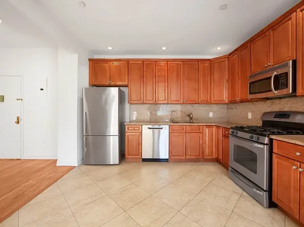 562 Court Street image 11 of 15