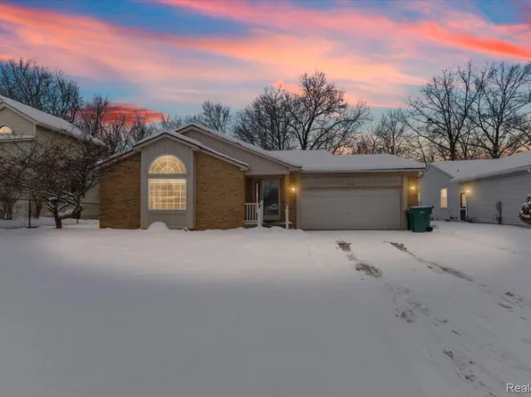 870 Alpine Dr, Brighton, MI 48116