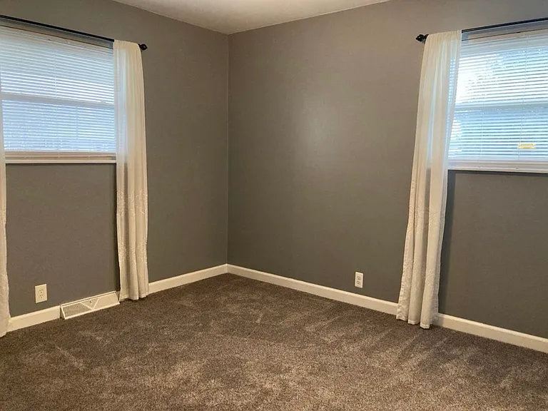 513 E Silver St — Photo 17