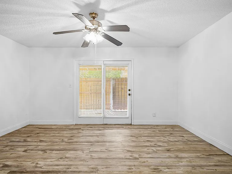 2729 Hurstview Dr — Photo 8