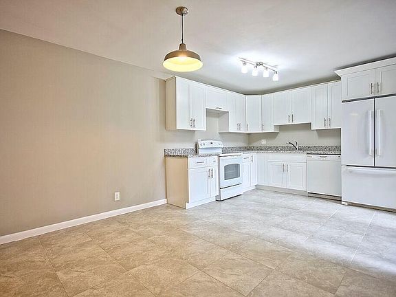 5th image of 2337 Caroma Ln