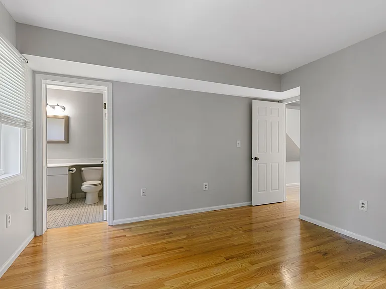 8 Locust Ln #4 — Photo 25