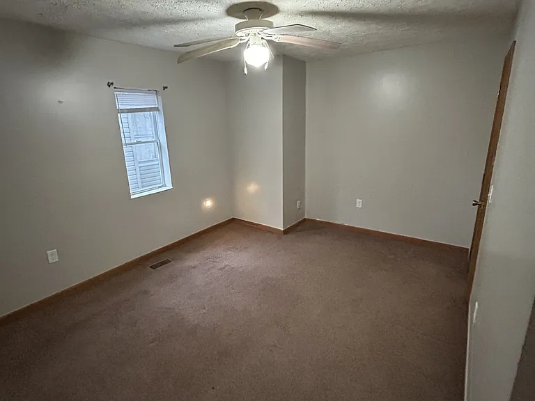 126 E North St — Photo 2