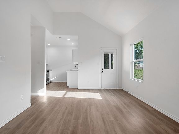 4th image of 209 W Elm St