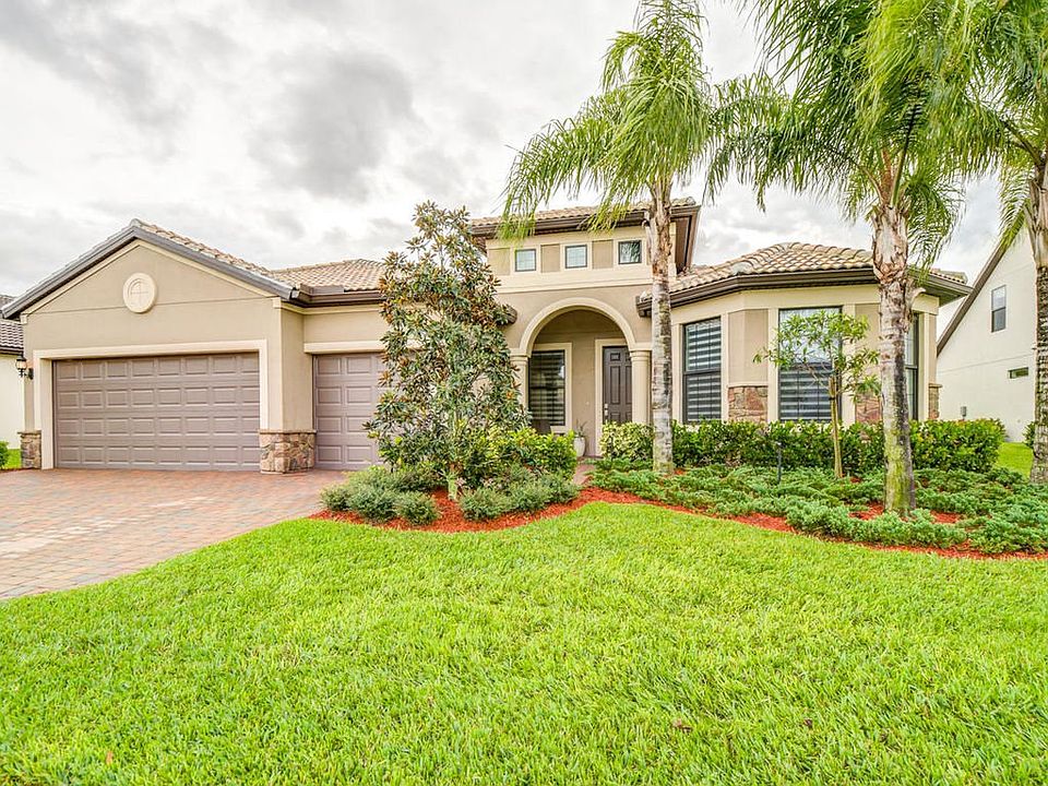 1st image of 636 SE Monteiro Dr