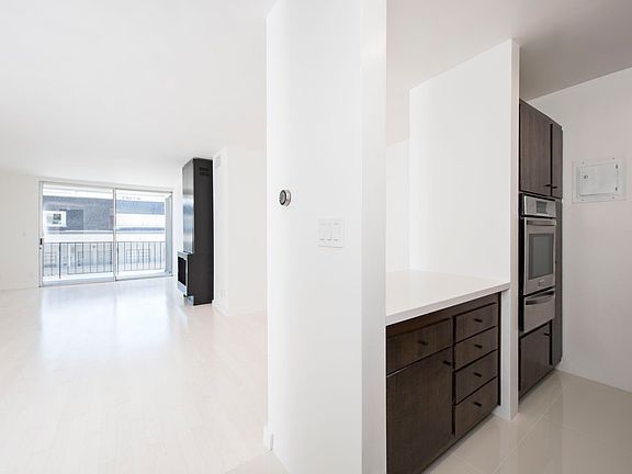 4th image of 1147 N Clark St
