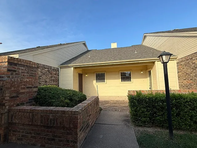 2000 Huntington Dr #150 — Photo 1