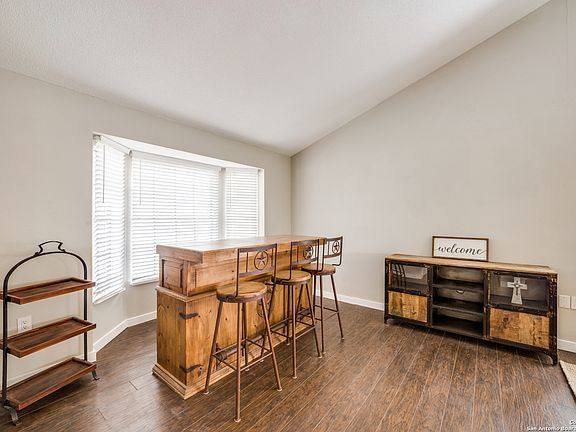 4th image of 310 HORNBEAN LN