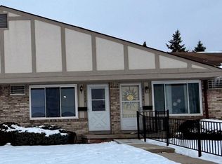 25348 Franklin Ter, South Lyon, MI 48178