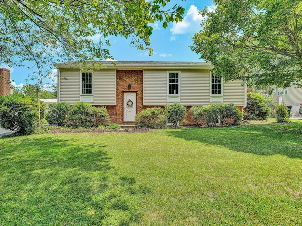 3582 Berryhill Dr, Roanoke, VA 24018