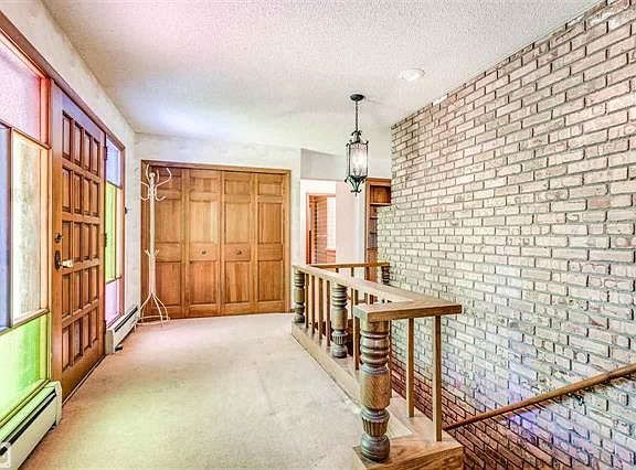 3rd image of 215 Brenlyn Ln