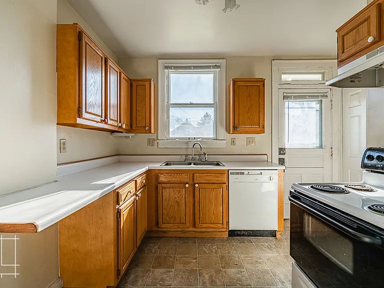 1448 Summit St — Photo 13