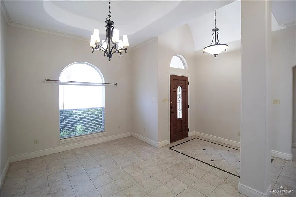 3 bed, 2.0 bath, 1827 sqft, $1,795 — Photo 3