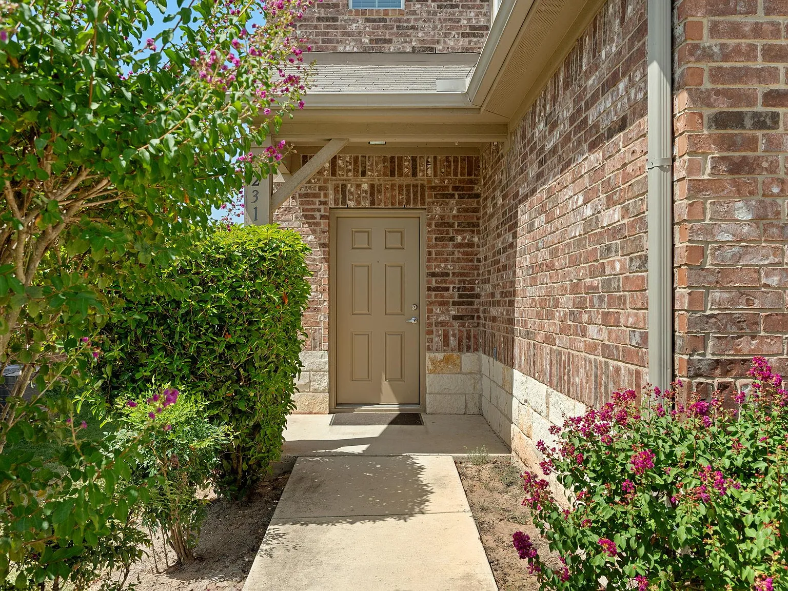 4 bed, 2.5 bath, 2142 sqft, $2,150 — Photo 3