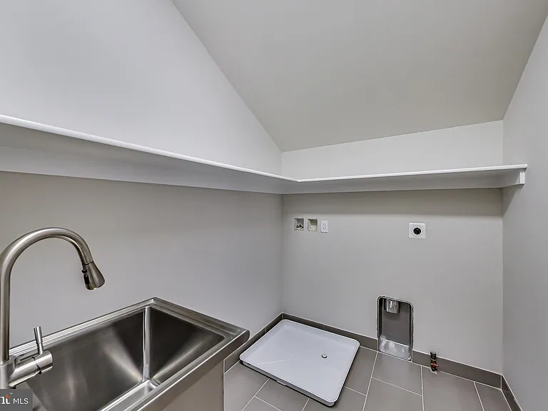 3104 Sleepy Hollow Rd — Photo 49