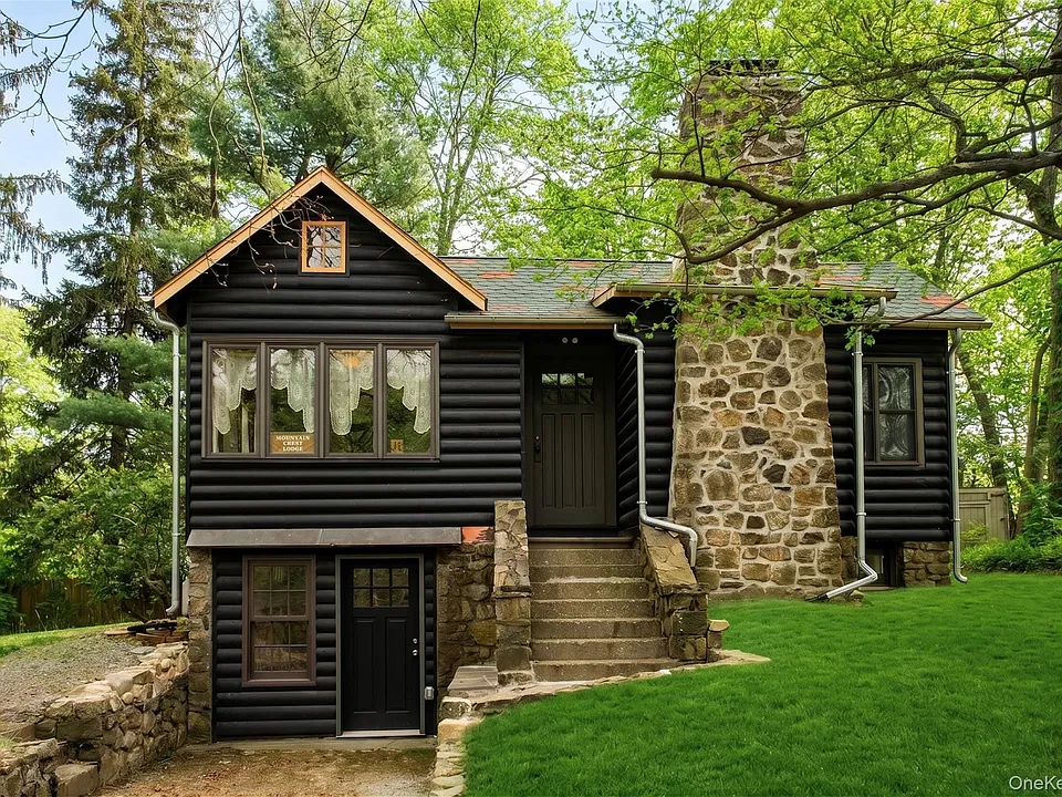 11 Locust Dr