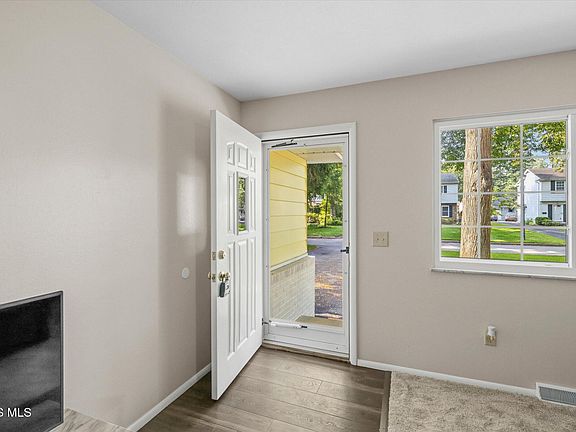 5th image of 4132 Oakcrest Rd