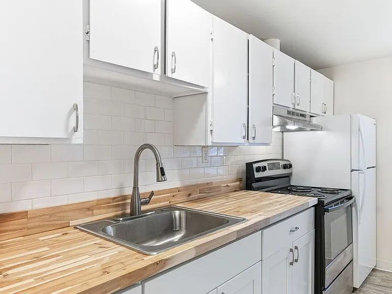100 W Olympic Pl — Photo 32