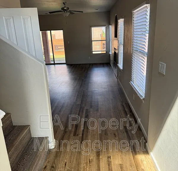 927 Tieran Ct NE — Photo 3