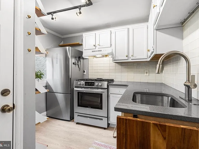 408 E Flora St — Photo 4
