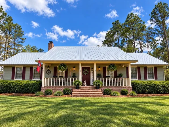135 Loganberry Rd, Du Pont, GA 31630
