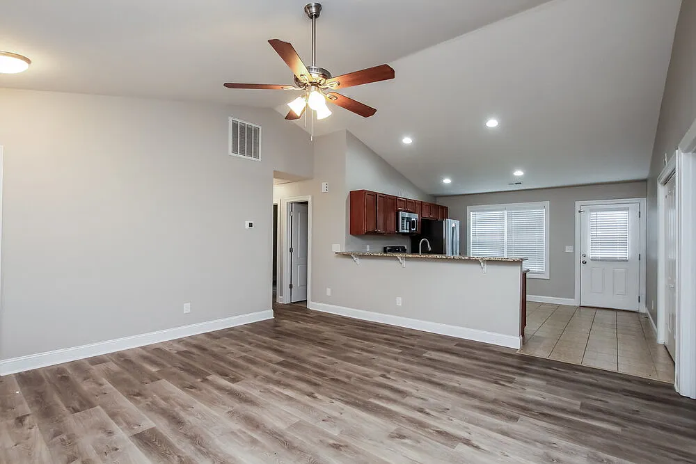 3 bed, 2.0 bath, 1225 sqft, $2,570 — Photo 4