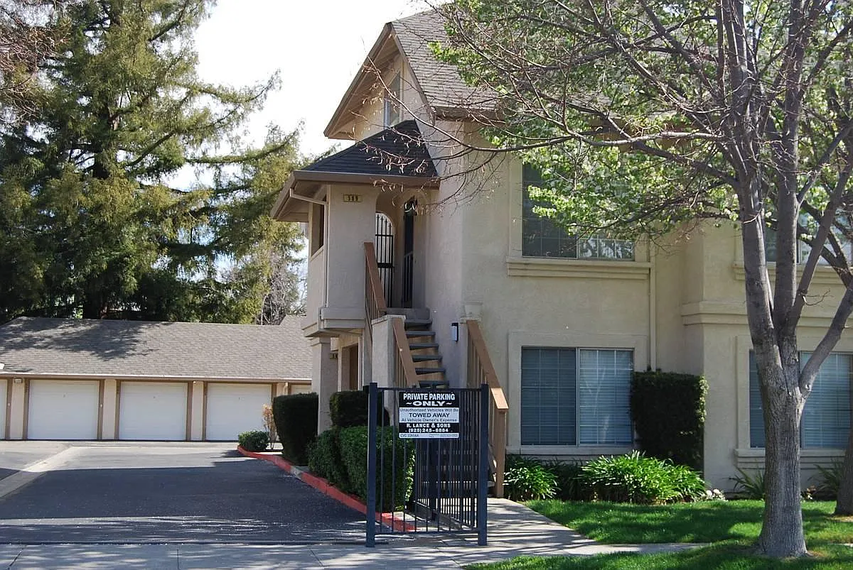 589 Rose Ave — Photo 2